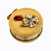 Afbeelding in Gallery-weergave laden, Mètre ruban en galalithe “Fil de Bruxelles” à décor de coccinelle et de fleur, début XXè Le Charme des Violettes - Brocante en ligne
