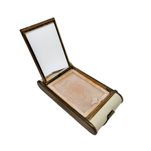 Charger l'image dans la galerie, Minaudière Art déco en laiton doré et nacre, poudrier, manucure &amp; rouge à lèvres, années 1925–1935
