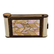 Charger l'image dans la galerie, Minaudière Art déco en laiton doré et nacre, poudrier, manucure &amp; rouge à lèvres, années 1925–1935
