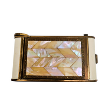 Charger l'image dans la galerie, Minaudière Art déco en laiton doré et nacre, poudrier, manucure &amp; rouge à lèvres, années 1925–1935
