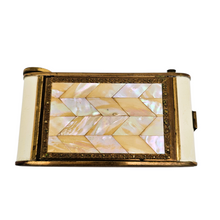 Charger l'image dans la galerie, Minaudière Art déco en laiton doré et nacre, poudrier, manucure &amp; rouge à lèvres, années 1925–1935
