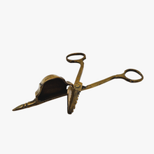 Charger l'image dans la galerie, Mouchette à bougie en laiton, fin XVIIIᵉ - début XIXᵉ siècle Le Charme des Violettes - Brocante en ligne
