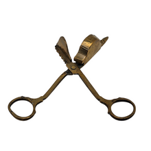 Charger l'image dans la galerie, Mouchette à bougie en laiton, fin XVIIIᵉ - début XIXᵉ siècle Le Charme des Violettes - Brocante en ligne
