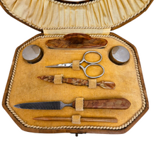 Afbeelding in Gallery-weergave laden, Nécessaire à manucure Art déco en galalithe, années 1930-1940

