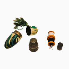 Charger l'image dans la galerie, Nécessaire à couture de sac en laiton décoré, années 1930–1940
