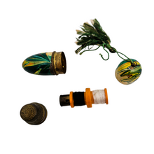 Charger l'image dans la galerie, Nécessaire à couture de sac en laiton décoré, années 1930–1940
