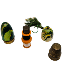 Charger l'image dans la galerie, Nécessaire à couture de sac en laiton décoré, années 1930–1940
