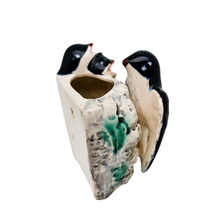 Charger l&#39;image dans la galerie, Suspension murale en céramique Nid d’hirondelles, années 1950-1970 Le Charme des Violettes - Brocante en ligne
