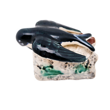 Charger l&#39;image dans la galerie, Suspension murale en céramique Nid d’hirondelles, années 1950-1970 Le Charme des Violettes - Brocante en ligne
