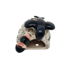 Charger l&#39;image dans la galerie, Suspension murale en céramique Nid d’hirondelles, années 1950-1970 Le Charme des Violettes - Brocante en ligne
