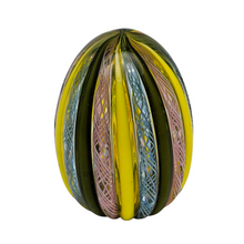 Charger l'image dans la galerie, Œuf décoratif en verre de Murano – filigrane polychrome, années 1960-1980 Le Charme des Violettes - Brocante en ligne
