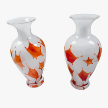Afbeelding in Gallery-weergave laden, Paire de grands vases vintage signés en verre opalin blanc soufflé à motifs oranges, années 1970
