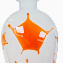 Afbeelding in Gallery-weergave laden, Paire de grands vases vintage signés en verre opalin blanc soufflé à motifs oranges, années 1970
