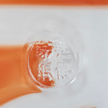 Afbeelding in Gallery-weergave laden, Paire de grands vases vintage signés en verre opalin blanc soufflé à motifs oranges, années 1970
