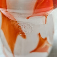 Afbeelding in Gallery-weergave laden, Paire de grands vases vintage signés en verre opalin blanc soufflé à motifs oranges, années 1970
