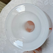 Afbeelding in Gallery-weergave laden, Paire de grands vases vintage signés en verre opalin blanc soufflé à motifs oranges, années 1970
