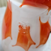 Afbeelding in Gallery-weergave laden, Paire de grands vases vintage signés en verre opalin blanc soufflé à motifs oranges, années 1970
