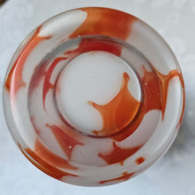 Afbeelding in Gallery-weergave laden, Paire de grands vases vintage signés en verre opalin blanc soufflé à motifs oranges, années 1970
