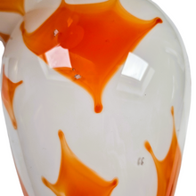 Afbeelding in Gallery-weergave laden, Paire de grands vases vintage signés en verre opalin blanc soufflé à motifs oranges, années 1970
