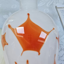 Afbeelding in Gallery-weergave laden, Paire de grands vases vintage signés en verre opalin blanc soufflé à motifs oranges, années 1970
