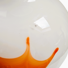 Afbeelding in Gallery-weergave laden, Paire de grands vases vintage signés en verre opalin blanc soufflé à motifs oranges, années 1970
