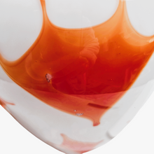 Afbeelding in Gallery-weergave laden, Paire de grands vases vintage signés en verre opalin blanc soufflé à motifs oranges, années 1970
