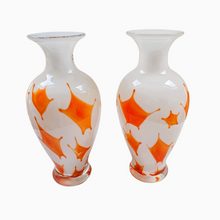 Afbeelding in Gallery-weergave laden, Paire de grands vases vintage signés en verre opalin blanc soufflé à motifs oranges, années 1970
