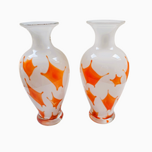 Afbeelding in Gallery-weergave laden, Paire de grands vases vintage signés en verre opalin blanc soufflé à motifs oranges, années 1970
