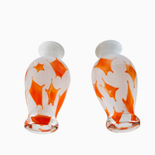 Afbeelding in Gallery-weergave laden, Paire de grands vases vintage signés en verre opalin blanc soufflé à motifs oranges, années 1970
