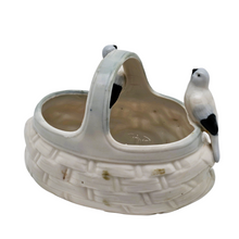 Charger l'image dans la galerie, Petit panier en porcelaine aux deux oiseaux, années 1930-1950 Le Charme des Violettes - Brocante en ligne
