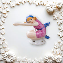 Charger l'image dans la galerie, Pare-gouttes en porcelaine – Baigneuse Art déco vers 1930 Le Charme des Violettes - Brocante en ligne
