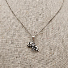 Charger l&#39;image dans la galerie, Pendentif en argent 925, Éléphant porte-bonheur, XXè Le Charme des Violettes - Brocante en ligne
