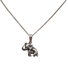 Charger l&#39;image dans la galerie, Pendentif en argent 925, Éléphant porte-bonheur, XXè Le Charme des Violettes - Brocante en ligne
