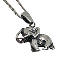 Charger l&#39;image dans la galerie, Pendentif en argent 925, Éléphant porte-bonheur, XXè Le Charme des Violettes - Brocante en ligne
