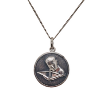 Charger l&#39;image dans la galerie, Médaillon Sagittaire en argent et chaîne en métal argenté, années 1960-1970 Le Charme des Violettes - Brocante en ligne
