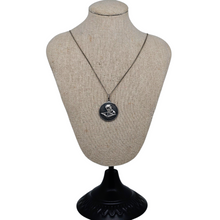 Charger l&#39;image dans la galerie, Médaillon Sagittaire en argent et chaîne en métal argenté, années 1960-1970 Le Charme des Violettes - Brocante en ligne
