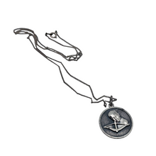 Charger l&#39;image dans la galerie, Médaillon Sagittaire en argent et chaîne en métal argenté, années 1960-1970 Le Charme des Violettes - Brocante en ligne
