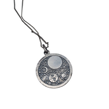 Charger l&#39;image dans la galerie, Médaillon Sagittaire en argent et chaîne en métal argenté, années 1960-1970 Le Charme des Violettes - Brocante en ligne

