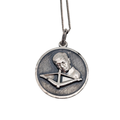 Médaillon Sagittaire en argent et chaîne en métal argenté, années 1960-1970 Le Charme des Violettes - Brocante en ligne