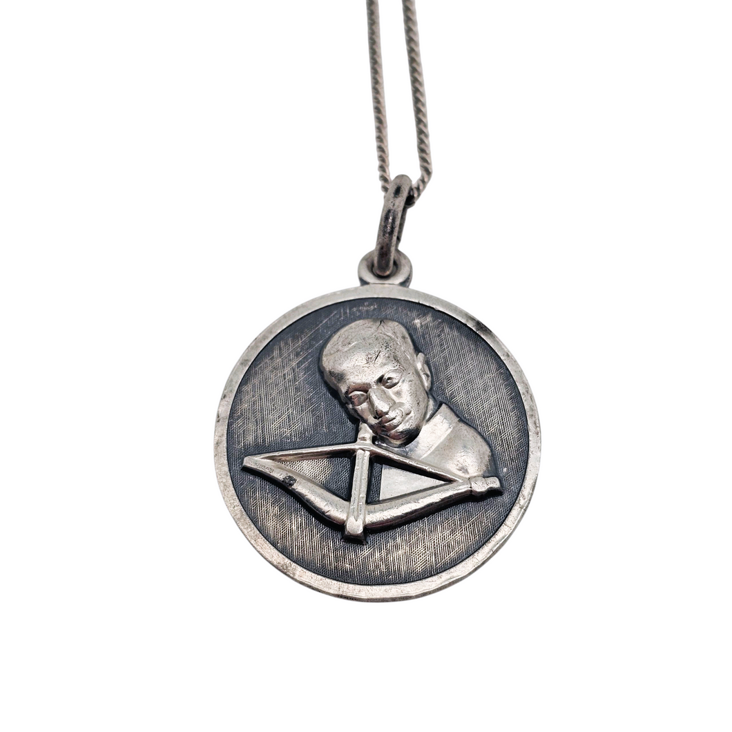 Médaillon Sagittaire en argent et chaîne en métal argenté, années 1960-1970 Le Charme des Violettes - Brocante en ligne