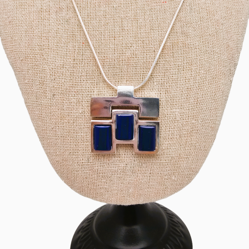 Zilveren designhanger bezet met lapis lazuli en bijbehorende ketting