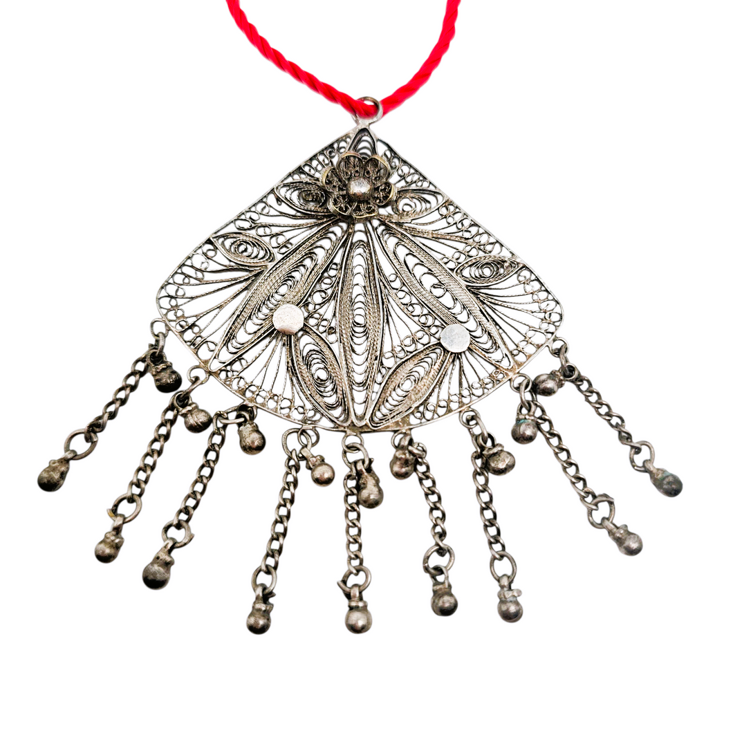 Grand pendentif en filigrane de métal argenté et pampilles mobiles, travail artisanal, vers 1900 Le Charme des Violettes - Brocante en ligne