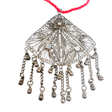 Afbeelding in Gallery-weergave laden, Grand pendentif en filigrane de métal argenté et pampilles mobiles, travail artisanal, vers 1900 Le Charme des Violettes - Brocante en ligne
