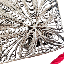 Afbeelding in Gallery-weergave laden, Grand pendentif en filigrane de métal argenté et pampilles mobiles, travail artisanal, vers 1900 Le Charme des Violettes - Brocante en ligne
