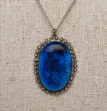 Charger l&#39;image dans la galerie, Pendentif iranien en céramique bleu turquoise et métal argenté filigrané, années 1970 Le Charme des Violettes - Brocante en ligne
