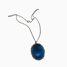 Charger l&#39;image dans la galerie, Pendentif iranien en céramique bleu turquoise et métal argenté filigrané, années 1970 Le Charme des Violettes - Brocante en ligne
