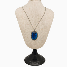 Charger l&#39;image dans la galerie, Pendentif iranien en céramique bleu turquoise et métal argenté filigrané, années 1970 Le Charme des Violettes - Brocante en ligne
