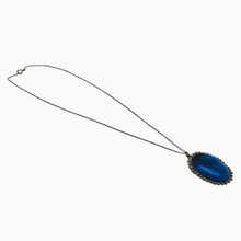 Charger l&#39;image dans la galerie, Pendentif iranien en céramique bleu turquoise et métal argenté filigrané, années 1970 Le Charme des Violettes - Brocante en ligne
