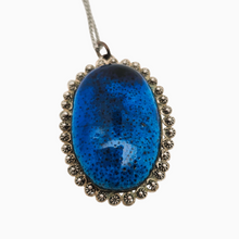 Charger l&#39;image dans la galerie, Pendentif iranien en céramique bleu turquoise et métal argenté filigrané, années 1970 Le Charme des Violettes - Brocante en ligne
