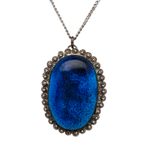 Charger l&#39;image dans la galerie, Pendentif iranien en céramique bleu turquoise et métal argenté filigrané, années 1970
